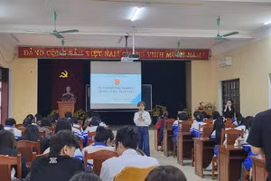 Các em học sinh TX Nghĩa Lộ trong buổi tư vấn hướng nghiệp.