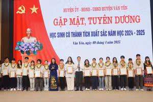 Các em học sinh được tuyên dương tại huyện Văn Yên. (Ảnh: Thu Nhài)