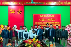 Các em trong đội Robotics được lãnh đạo địa phương động viên trước khi lên đường tham dự vòng Chung kết.