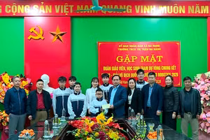 Các em trong đội Robotics được lãnh đạo địa phương động viên trước khi lên đường tham dự vòng Chung kết.