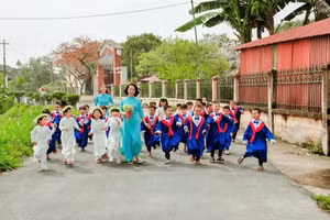 Cô và trò trường Mầm non Sơn A (TX Nghĩa Lộ, Yên Bái).