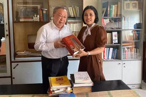 Nguyên Bí thư tỉnh Yên Bái trao tặng sách cho thư viện.