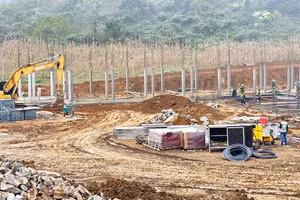 Trên công trường xây dựng trường nội trú liên cấp tại xã Minh Tân.