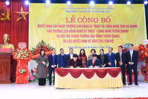 Lễ công bố sáp nhập hai cơ sở giáo dục thành Trường Cao đẳng Tuyên Quang.