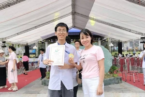 Em Trần Đức Hiếu và cô giáo Trần Thị Trang Nhung. (Ảnh: NVCC)