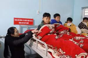 Giáo viên chủ động chăm sóc sức khỏe cho học sinh những ngày rét đậm. (Ảnh: Nguyễn Quân)