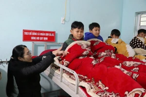 Giáo viên chủ động chăm sóc sức khỏe cho học sinh những ngày rét đậm. (Ảnh: Nguyễn Quân)