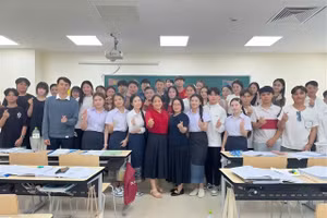 Các em lưu học sinh Lào hào hứng giao lưu, trải nghiệm. (Ảnh: NTCC)