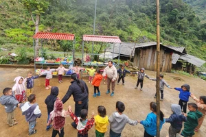 Cô và trò điểm trường Pải Chư Phìn, Trường MN Bát Đại Sơn, xã Cán Tỷ.