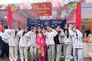 Cô Nguyễn Thị Thu thân thiện bên học trò.