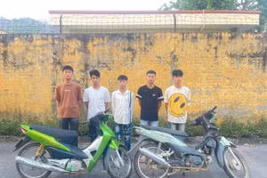 Nhóm thanh niên chặn xe "chặt biển số". (Ảnh: CA Phú Thọ)