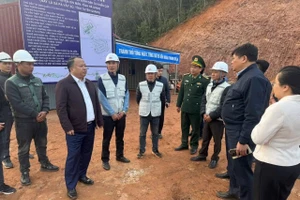 Ông Phan Huy Ngọc, Chủ tịch UBND tỉnh Tuyên Quang kiểm tra tại công trường.