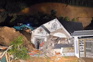 2 ngôi nhà bị đất đá xô đổ trong đêm khiến 2 người tử vong.