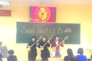 Các em học sinh Tuyên Quang giữ gìn bản sắc văn hóa dân tộc.