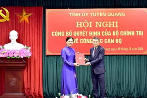 Ông Lê Minh Hưng, Trưởng Ban Tổ chức Trung ương trao Quyết định của Bộ Chính trị cho bà Hà Thị Nga.