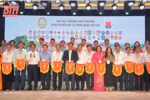 BTC trao cờ lưu niệm cho các đơn vị tham gia hội thảo.