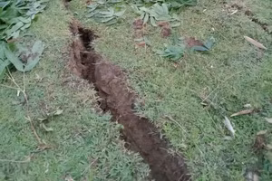 Vết nứt lớn đe dọa sạt lở, nguy hiểm an toàn giao thông tại Tuyên Quang.