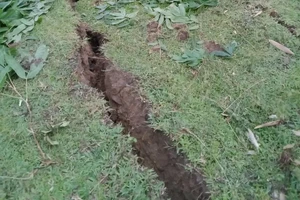 Vết nứt lớn đe dọa sạt lở, nguy hiểm an toàn giao thông tại Tuyên Quang.
