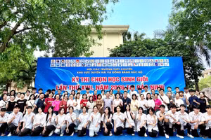 Các em học sinh Trường THPT Chuyên Tuyên Quang tham dự kỳ thi.