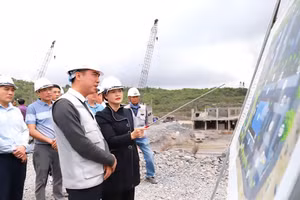 Phó Chủ tịch UBND tỉnh Tuyên Quang kiểm tra tiến độ tại trường học nội trú liên cấp xã Sơn Vĩ. (Ảnh: My Ly)