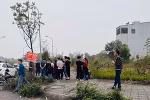 Dòng người tấp nập đổ về TP Việt Trì tạo "cơn sốt" đất chưa từng có tại Phú Thọ. (Ảnh: Hoan Nguyễn)