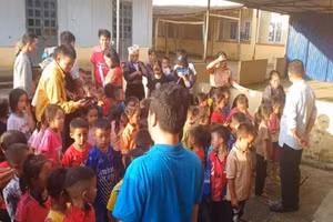 Các em học sinh tập xếp hàng vào ăn bán trú chiều ngày 18/8 tại Trường PTDTBT Tiểu học Nậm Khắt.