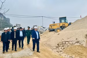 Ông Phan Huy Ngọc, Chủ tịch UBND tỉnh Tuyên Quang kiểm tra tại Xín Mần. (Ảnh: CTTTQ)