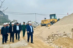 Ông Phan Huy Ngọc, Chủ tịch UBND tỉnh Tuyên Quang kiểm tra tại Xín Mần. (Ảnh: CTTTQ)