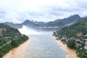 Cửa xả đáy số 8 tiếp tục mở do lưu lượng nước về hồ Thủy điện Tuyên Quang tăng.