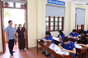 Ông Vũ Đình Hưng, Giám đốc Sở GD&ĐT Tuyên Quang khảo sát tại Trường THPT Tân Trào.