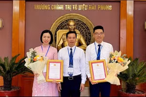 Hiệu trưởng Trường Chính trị tỉnh Yên Bái Phạm Tiến Hưng chia sẻ niềm vui với 2 giảng viên đạt danh hiệu "Giảng viên dạy giỏi cấp toàn quốc".