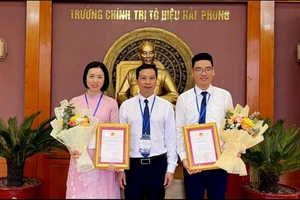 Hiệu trưởng Trường Chính trị tỉnh Yên Bái Phạm Tiến Hưng chia sẻ niềm vui với 2 giảng viên đạt danh hiệu "Giảng viên dạy giỏi cấp toàn quốc".