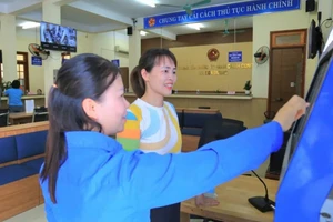 Hỗ trợ người dân nhập các thông tin cần thiết lên hệ thống dịch vụ công trực tuyến tại Trung tâm Phục vụ hành chính công xã Sơn Dương.