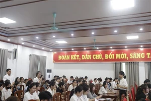 Các sinh viên và giảng viên trao đổi về các kỹ năng phát triển tư duy nghiên cứu khoa học.