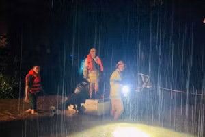 Lực lượng chức năng cùng người dân Yên Bái xuyên đêm canh lũ.