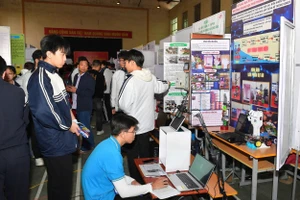 Các em học sinh say mê trong ứng dụng công nghệ và sáng tạo khoa học.