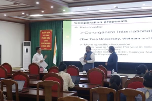 Đoàn công tác Viện giáo dục QIS (Ấn Độ) làm việc với các nhóm nghiên cứu của Trường Đại học Tân Trào.