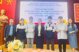 Trường THPT Chuyên Nguyễn Tất Thành động viên các em học sinh. (Ảnh: ĐVCC)