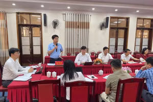 Lãnh đạo Sở GD&ĐT tỉnh Tuyên Quang và đại diện các nhà trường thảo luận, bàn giải pháp.