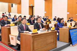 Ông Phan Huy Ngọc (ở giữa)được bầu giữ chức Chủ tịch UBND tỉnh Tuyên Quang. (Ảnh: CTTTQ)