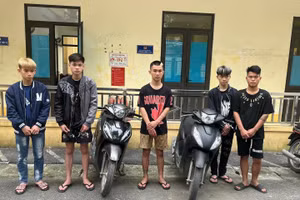 Nhóm thanh niên gây rối trật tự công cộng. (Ảnh: CA phường Hà Giang 1)