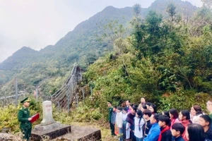 Cán bộ Biên phòng Giới thiệu cột mốc cho các em học sinh.