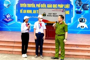 Lực lượng công an tăng cường công tác tuyên truyền pháp luật cho học sinh, sinh viên.