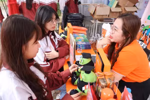 Các em học sinh được tư vấn hướng nghiệp trong ngày hội STEM.