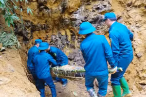 Quả bom được đưa vào vị trí hủy nổ.