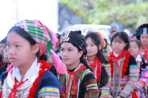 Các em học sinh tại xã Sơn Vĩ, Tuyên Quang trong ngày khởi công trường nội trú liên cấp. (Ảnh: Duy Tuấn)