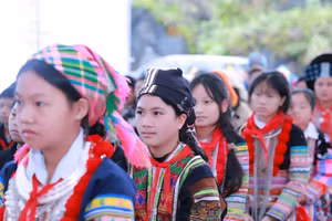 Các em học sinh tại xã Sơn Vĩ, Tuyên Quang trong ngày khởi công trường nội trú liên cấp. (Ảnh: Duy Tuấn)