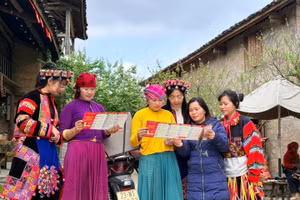 Người dân vùng cao Tuyên Quang tìm hiểu thông tin bầu cử.