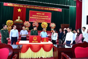 Bí thư tỉnh Tuyên Quang kiểm tra công tác chuẩn bị bầu cử tại một số địa phương. (Ảnh: CTTTQ)