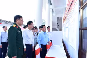 Ông Hầu A Lềnh, Bí thư tỉnh Tuyên Quang kiểm tra công tác chuẩn bị cho bầu cử.